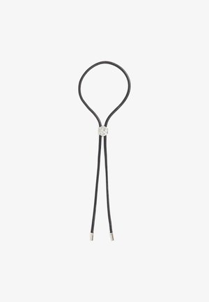 Bolo tie de cuero negro con un deslizamiento de metal plateado hexagonal y puntas metálicas cilíndricas en los extremos. Diseño sencillo y estilizado.