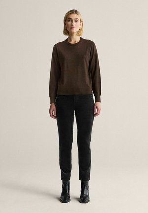 Stickad tröja - brun