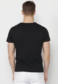 Koroshi SHORT SLEEVE - Apdrukāts T-krekls - black
