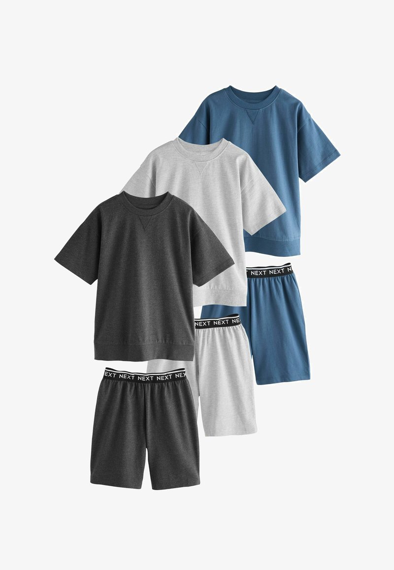 Drie sets van korte-mouwen tops met ronde hals en shorts met elastische tailleband in blauw, lichtgrijs en donkergrijs met "NEXT" op de taillebanden.