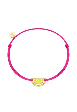 Rosa verstellbare Schnurarmband mit einem metallischen, gelben Wassermelonen-Scheiben-Anhänger mit strukturierten Details und einem kleinen Markenetikett.