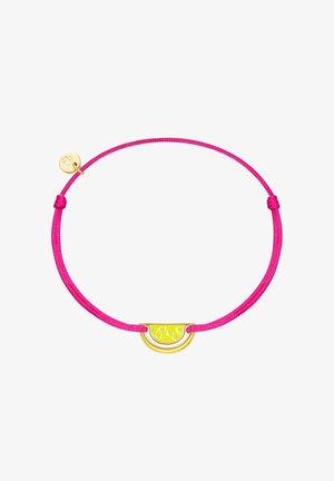 Roza nastavljiva zapestnica s kovinsko rumenim charmom v obliki rezine lubenice z teksturiranimi podrobnostmi in majhno blagovno oznako.