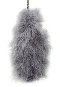Puszysty, szary breloczek z futra sztucznego o cylindrycznym kształcie, podkreślony metalowym łańcuszkiem do mocowania. Miękka tekstura i puszysty wygląd.