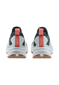 Ein Paar hellgraue und schwarze Turnschuhe mit Gummisohlen, Korallen-farbenen Fersenlaschen und "LOWA"-Branding auf der Rückseite, von hinten gezeigt.
