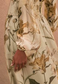 Next TIE NECK WAISTED - Maxi šaty - pastel green floral