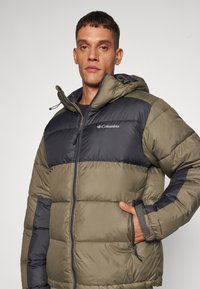 Columbia PIKE LAKE™ HOODED - Giacca invernale - stone green/shark