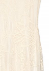 Spitzenstoff mit einem komplexen Blütenmuster in hellcreme, mit einer strukturierten Oberfläche und zartem, fließendem Design.