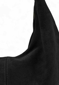 Sac en daim noir avec une texture douce et une forme courbée. Présente une fermeture à zip apparente et des détails de couture contrastants.