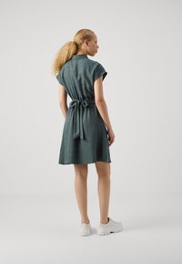 Vero Moda VMMELONY SHORT DRESS - Abito a camicia - balsam green
