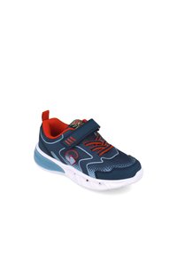 Zapatilla deportiva azul con un diseño de malla, acentos rojos y una correa de Velcro. Presenta una suela acolchada y gráficos en contraste en el lateral.