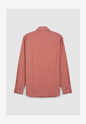 Langärmliges Hemd in einem weichen Pfirsichfarbton. Hergestellt aus leichtem Stoff mit Kragen, Knopfmanschetten und glatter Textur. Rückansicht sichtbar.