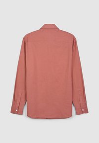 Camicia a maniche lunghe in rosa polveroso, con colletto classico, polsini con bottone e una texture intrecciata, progettata con uno semplice yoke posteriore.