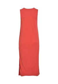 Vestido sin mangas de color coral con un corte holgado, hasta la rodilla, con aberturas laterales, textura suave y escote redondeado. Sin cierres visibles ni patrones.