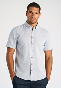 Jasnoniebieska koszula z krótkim rękawem zapinana na guziki, wykonana z teksturowanej tkaniny, z kołnierzykiem i srebrnymi guzikami z przodu. Regularny krój.