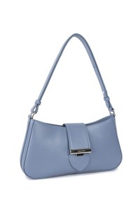 Sac à main en cuir bleu clair avec une forme arrondie, une bandoulière réglable et une fermeture à rabat dotée d'un accent matériel en argent.