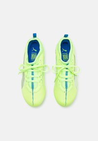 Baskets d'athlétisme jaune néon avec des accents bleus, tige en synthétique, et design à lacets avec une surface texturée et des évents latéraux.