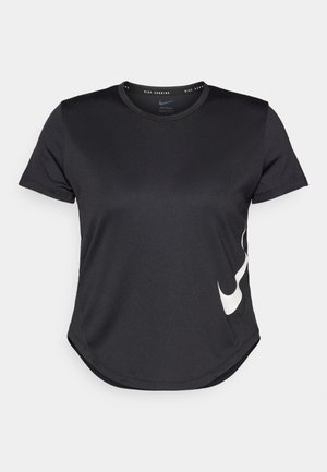 T-shirt de sport noir à manches courtes, arborant un logo Nike swoosh blanc sur le bas et un ourlet arrondi.