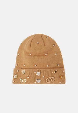 Bonnet en tricot camel orné de petits strass dispersés et de breloques en métal doré, comprenant des cœurs, des papillons, un cadenas et des anneaux entrelacés.