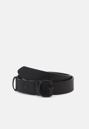 Ceinture en cuir noir avec une boucle noire mate en forme de "G" et un passant noir assorti, enroulée sur un fond gris clair.