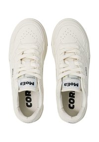 Hvite sneakers laget av glatt lær med avrundede tåpartier, flate snører, perforeringer på tåboksen og synlige merkeetiketter på tungen.