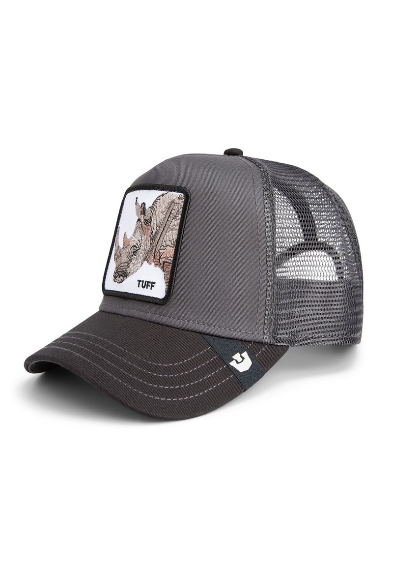 Gorra de camionero gris con parte trasera de malla, visera curvada, parche cuadrado blanco con una ilustración de un rinoceronte y el texto "TUFF". Acentuada con costuras negras.