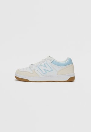 Weißer Sneaker mit hellblauen Akzenten und Sohle aus Gummi. Verfügt über ein strukturiertes Obermaterial und perforierte Details im Bereich der Zehenkappe.