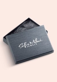 Mørkegrå rektangulær smykkeboks med en tekstureret overflade, prydet med et hvidt logo "Sofia Milani JEWELS" og en sort indvendig foring.