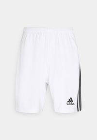Valkoiset urheilushortsit, joissa on joustava vyötärö, mustia raitoja sivuilla ja Adidas-logo alhaalla oikealla.