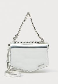 Ασημί μεταλλική τσάντα χιαστί με αλυσίδα, γεωμετρικό σχήμα, λεία υφή και λεπτομέρεια λογότυπου. Διαθέτει φερμουάρ κλείσιμο και διακοσμητική ραφή.