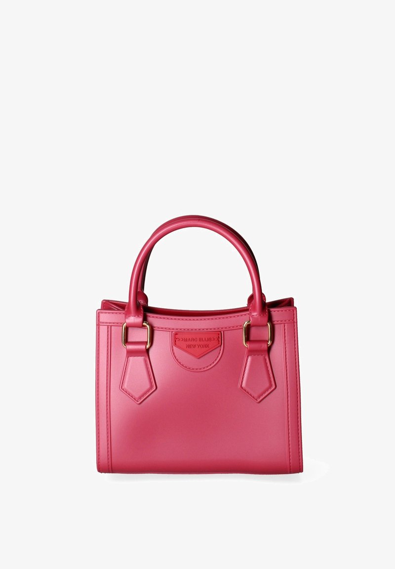 Borsa sintetica rosa con una forma strutturata, doppi manici e hardware dorato. Presenta una patch con il logo e accenti di cuciture verticali.