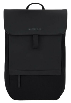 Sac à dos rectangulaire noir avec fermeture à rabat supérieur, sangle avant, poignée en boucle et logo "Kapten & Son" sur le rabat.
