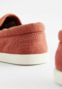 Next STANDARD - Sko med burretape - rust brown