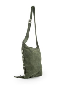 Grøn ruskinds skuldertaske med en flad form, sidelæderdetaljer og sølvøje hardware langs den ene kant. Justerbar strop.