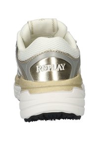 Witte en metallic gouden sneaker met een gestructureerde mesh bovenkant, gevoerde kraag, versterkte hiel en een duurzame zwarte rubberen zool.