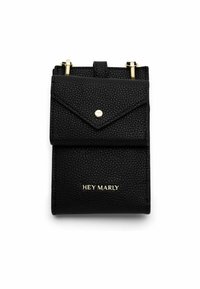 Schwarze, strukturierte Lederbörse mit Klappenverschluss, goldenen Hardware-Akzenten und "HEY MARLY"-Logo an der Unterseite. Kompaktes und rechteckiges Design.