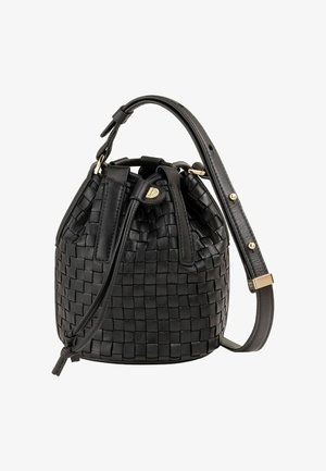 Borsa a secchiello in pelle intessuta nera con apertura arricciata, tracolla regolabile e dettagli in metallo dorato. Forma compatta con una superficie testurizzata.