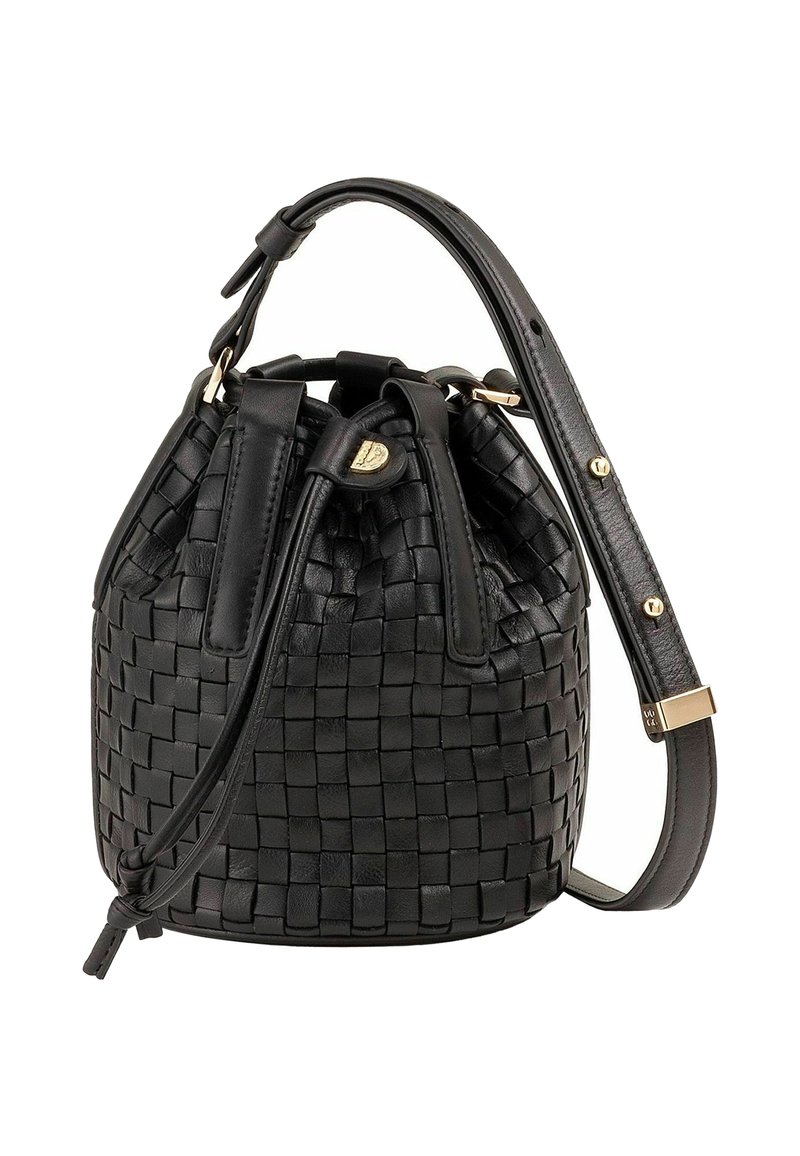 Zwarte gevlochten leren emmer tas met een gestrikte opening, verstelbare schouderband en gouden hardware accenten. Compacte vorm met een gestructureerd oppervlak.