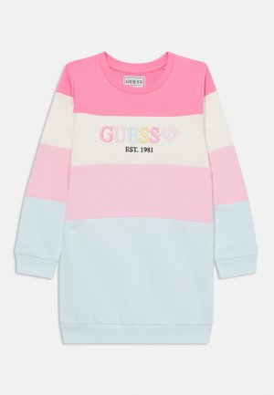 Robe sweat à manches longues avec des blocs de couleur rose, blanc et bleu clair, avec une broderie « GUESS EST. 1981 » et un logo en forme de cœur sur la poitrine.
