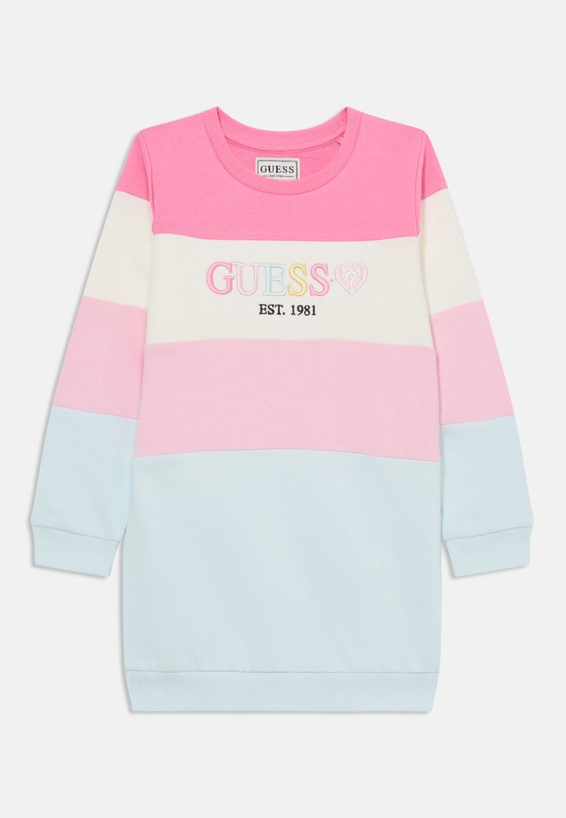 Robe sweat à manches longues avec des blocs de couleur rose, blanc et bleu clair, avec une broderie « GUESS EST. 1981 » et un logo en forme de cœur sur la poitrine.