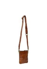 Brun lädercrossbodyväska med en texturerad yta, dragkedjestängning och justerbar rem. Har sydda detaljer och en kompakta design.