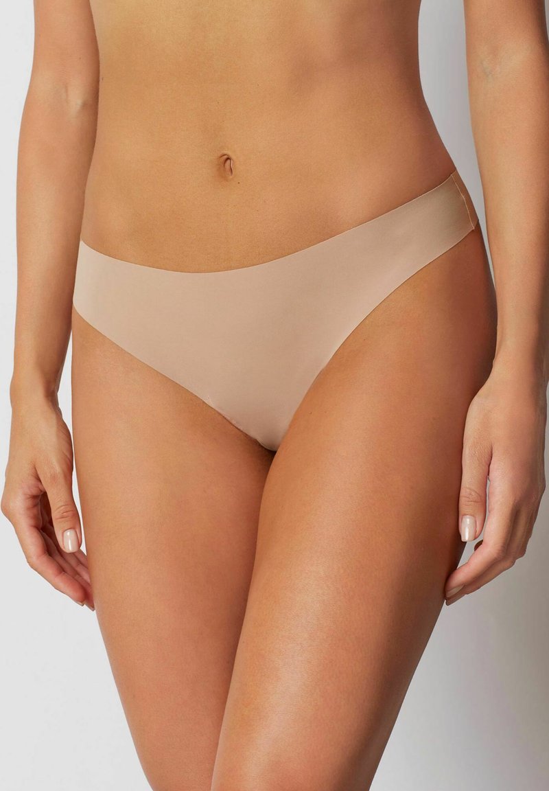 Nude bezszwowe figi bikini o gładkim, matowym wykończeniu, z niskim stanem i minimalnym przeszyciem dla większego komfortu.