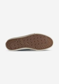 Suela de zapatilla con un patrón de banda de rodadura de goma; textura de espiga marrón, bordeada por un borde de color crema, que proporciona agarre y durabilidad.