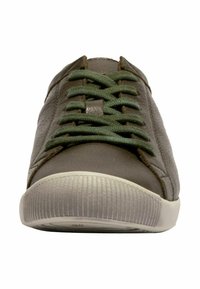 Graue Leder-Sneaker mit abgerundetem Zehenbereich, grünen Schnürsenkeln, texturierten Seitenpanelen und gummierter Sohle. Minimalistisches Design ohne sichtbare Logos.