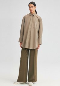 Touché Privé Button-down blouse - mink