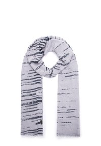 Écharpe gris clair avec un motif à rayures noires. Fabriquée en un tissu doux et texturé, avec des bords à franges et un léger éclat.