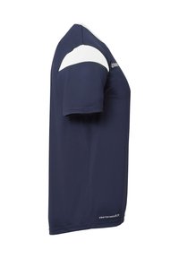 Marineblå atletisk t-shirt med korte ærmer og hvide skulderdetaljer. Lavet af glat, åndbart stof. Har logo og detaljeret sidesyning.