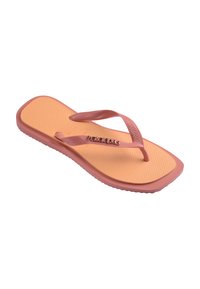 Ένα μονό πορτοκαλί και ροζ σανδάλι flip-flop με υφή σόλας και μεταλλικό λογότυπο "havaianas" στο λουράκι, σε λευκό φόντο.