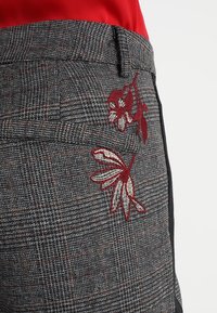 Cream Tygbyxor - grey