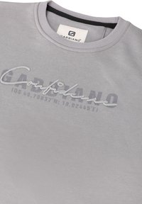 Grå tröja med rund halsringning, texturerad tyg och broderad "Gabbiano"-logotyp med stiliserad "Confidence" i vitt och grå accenter.