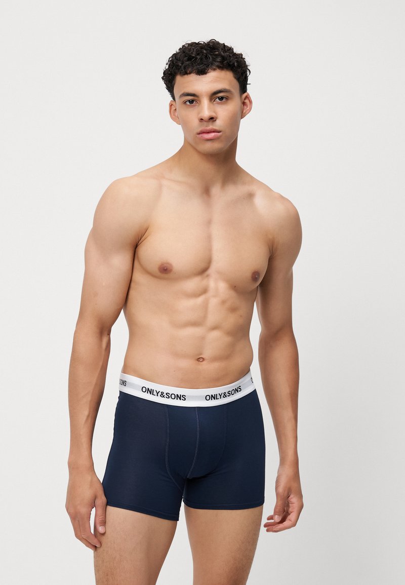 Shorts blu navy con cintura bianca che presenta il marchio "ONLY&SONS". Realizzati in un materiale morbido, progettati per comfort e vestibilità.